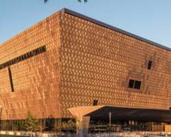 The exterior of the premises is bronze-colored with an aluminum cast divided into 3600 panels. This exterior feature is named Corona.